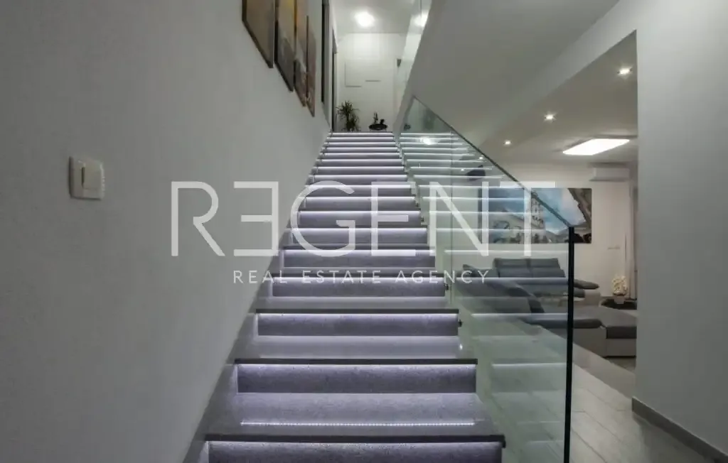 Pièces - Luxury Villa with Sea View near Split