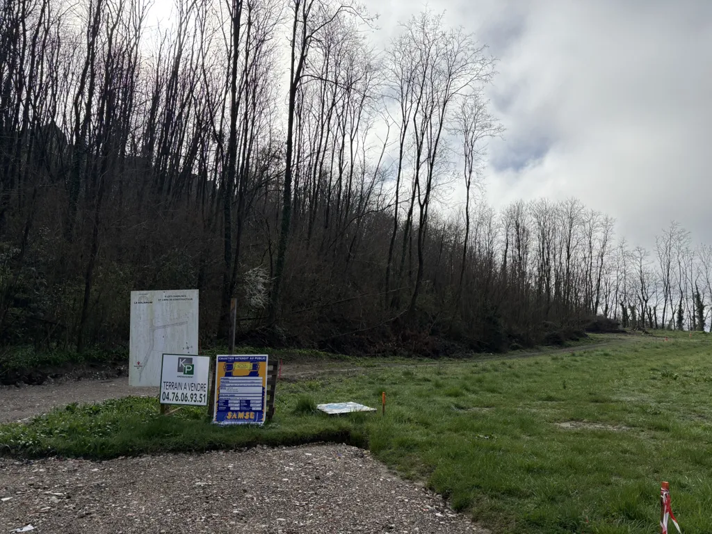 Giardino - Viabilised Plot with Forest View in Voglans