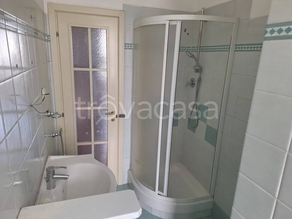 Bathrooms - Bright Trilocale with Balcony in Torino