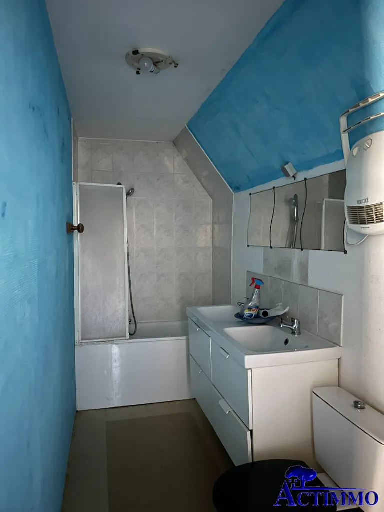 Salles de bain - Maison 6 pièces avec cour à Joigny