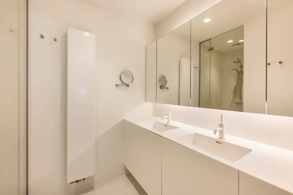 Bathrooms - Bright Apartment with River Views in Antwerp