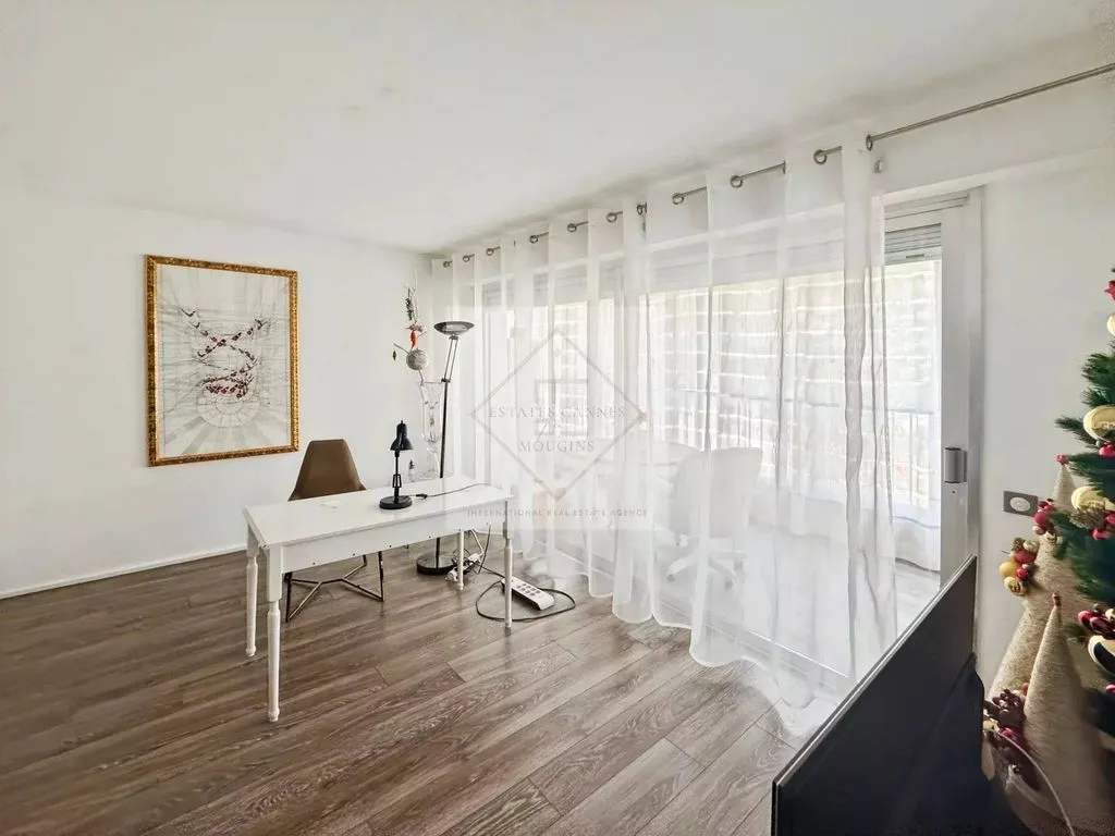 Office - Luxury Apartment with Pools in Cannes
