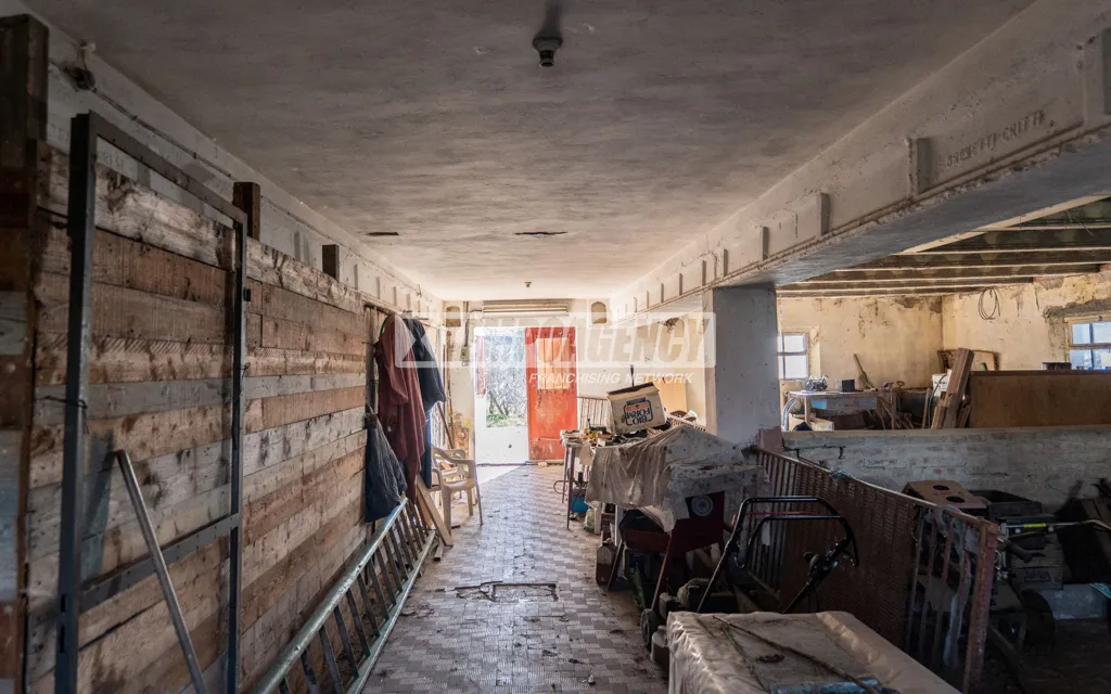 Garaaž - Multi-Level Warehouse with Land in Riccò