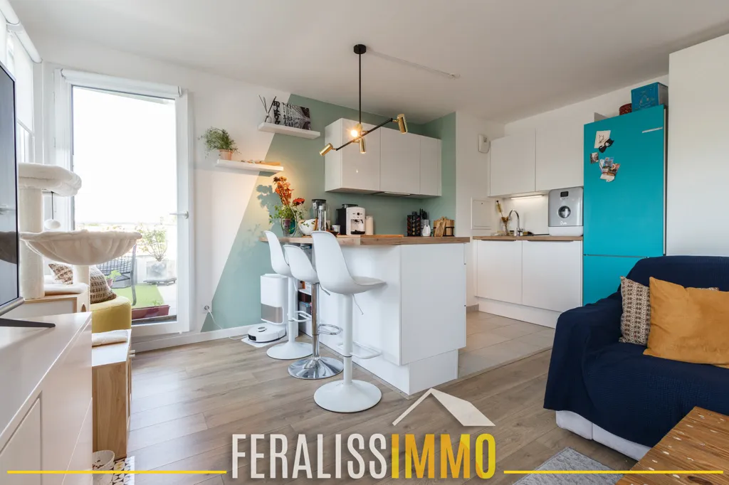 Living Room - Flat with Large Terrace in Sought-After Area