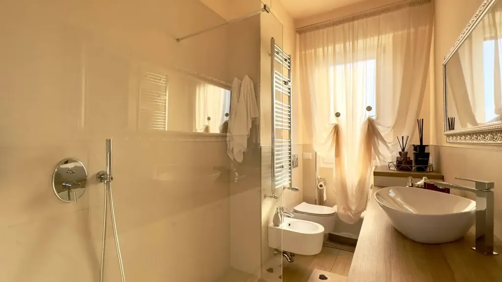 Salles de bain - Rear-Facing Apartment with Balcony in Cinisello Balsamo