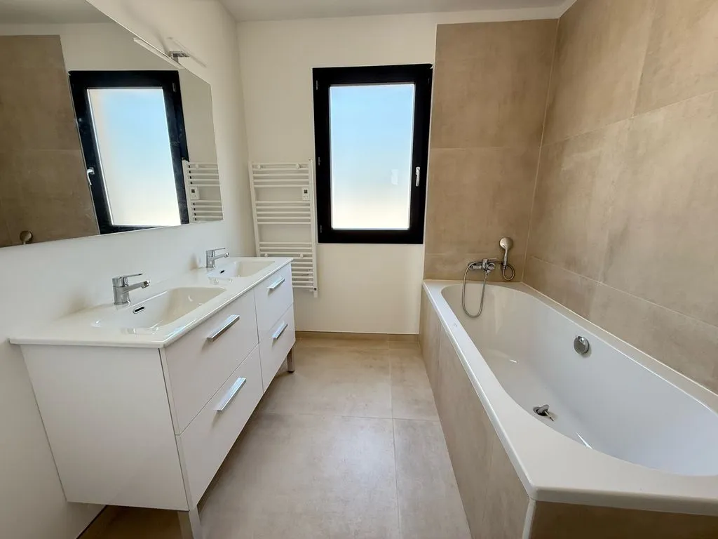 Salles de bain - Contemporary House with Pool Potential in Sérignan
