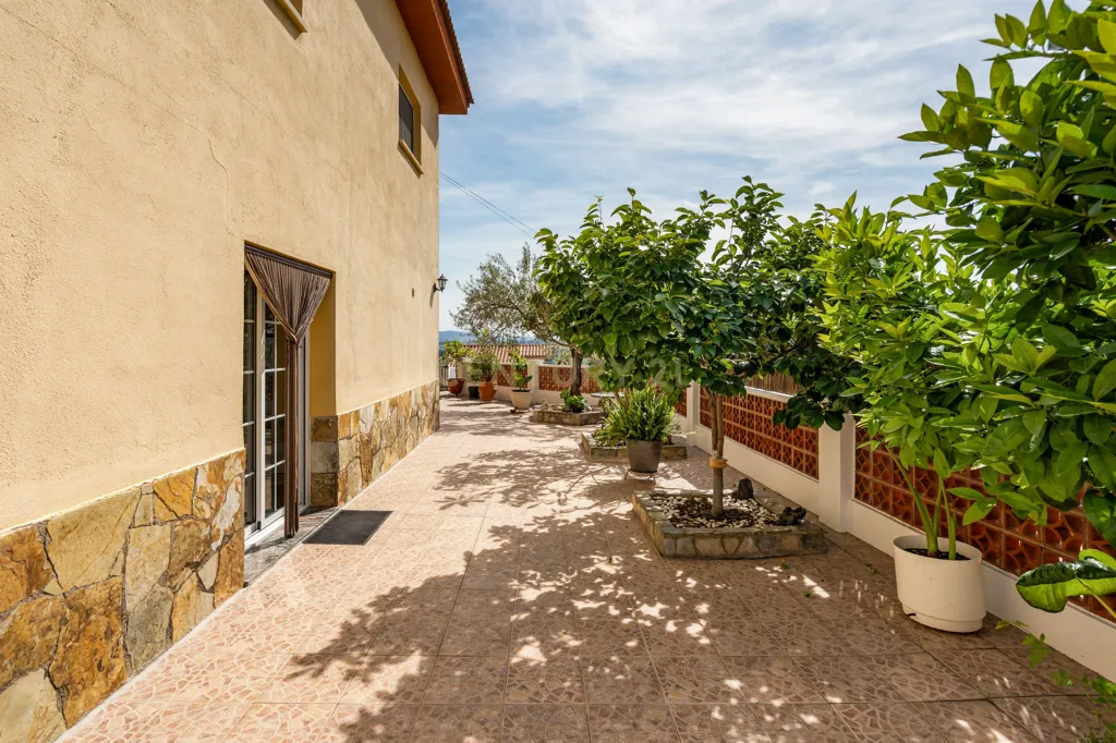 Terrace - Independent House with Montserrat Views in Abrera