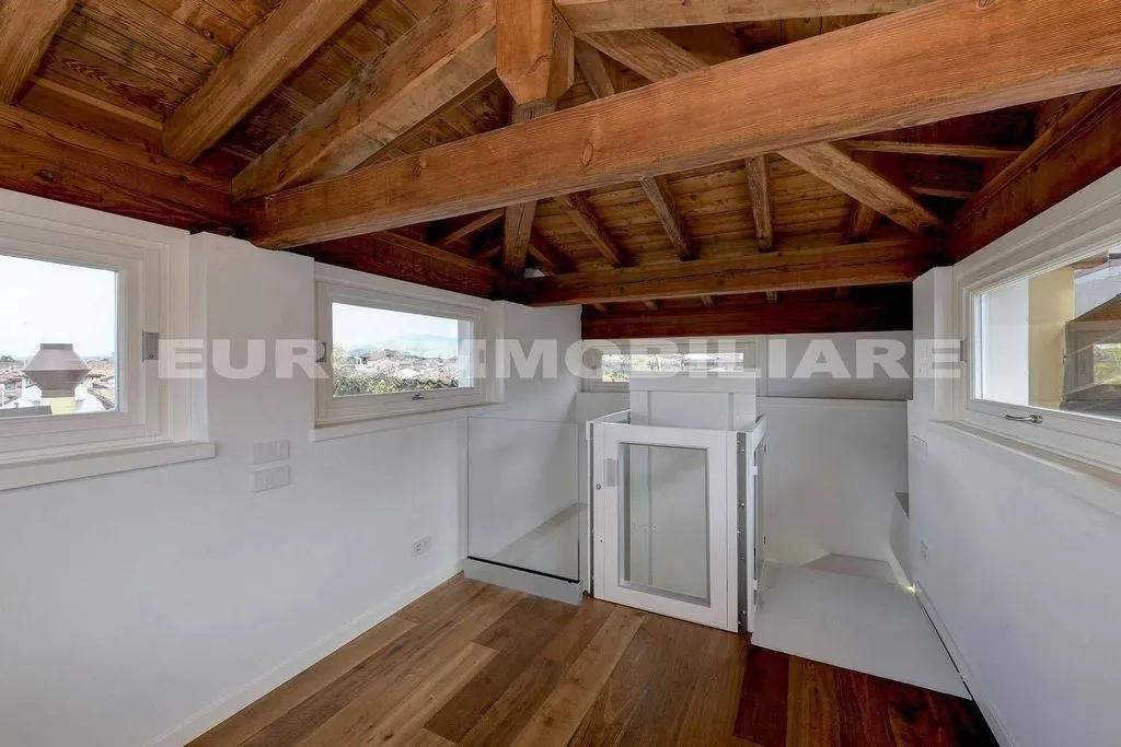 Pièces - Luxury Penthouse with Panoramic View in Brescia