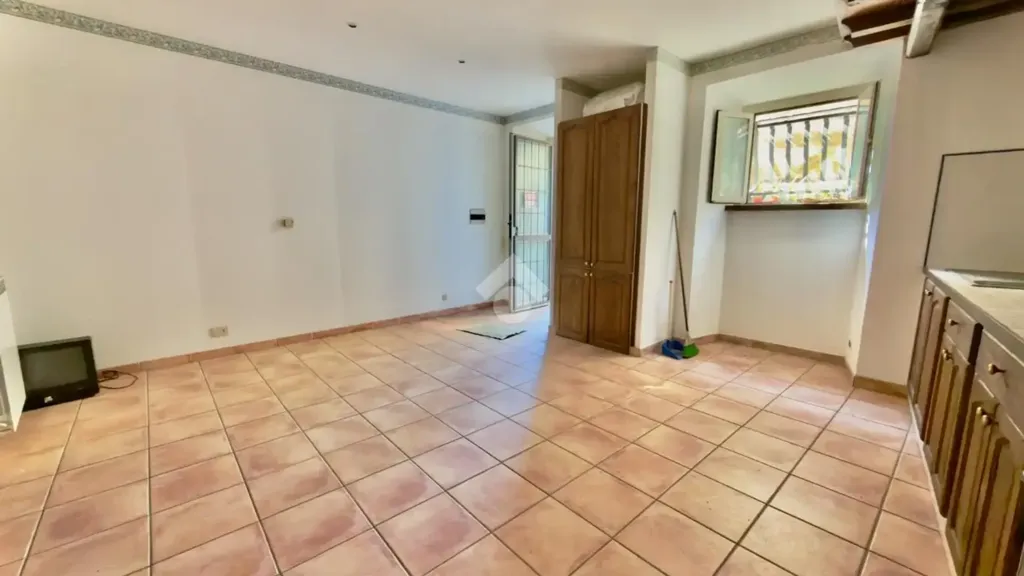 Köök - Bright Studio with Potential for Conversion in Castelnuovo di Porto