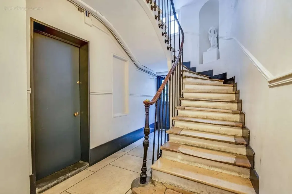 Rooms - Sunlit 2-3 Room Apartment in Marais