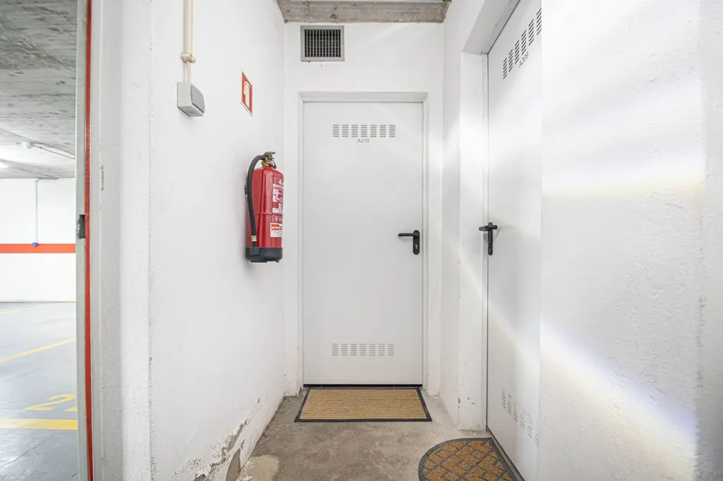Garage - 4 Bedroom Apartment with Pool in Alvalade, Lisbon