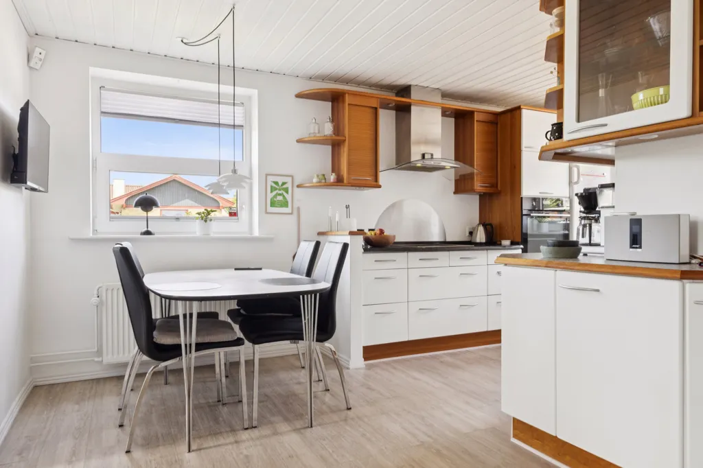Dining Room - Functional Villa with South-West Terrace in Åbyen