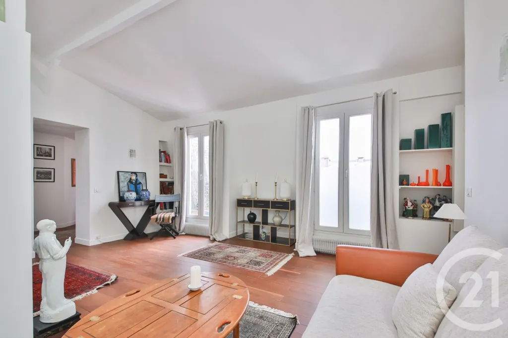 Elutuba - 3-Bedroom Parisian Flat with Cathedral Ceiling