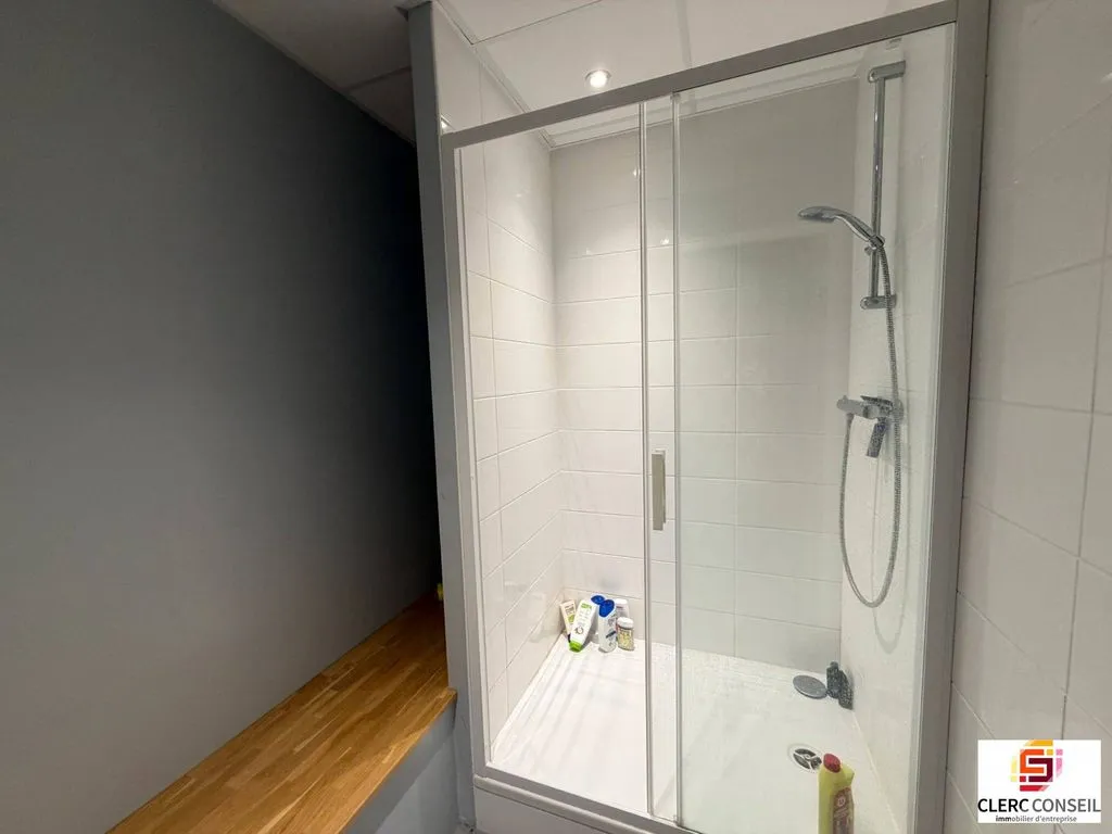 Salles de bain - Bureaux Rénovés avec Parking à Rouen Sud