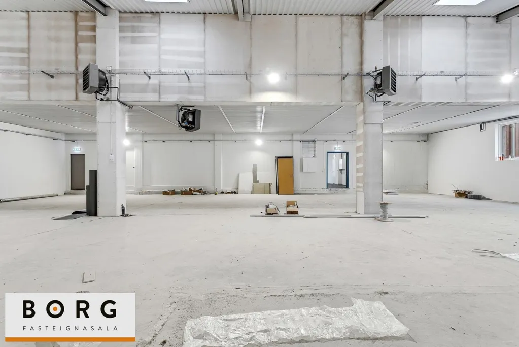 Rooms - Retail Space with Warehouse in Reykjavik