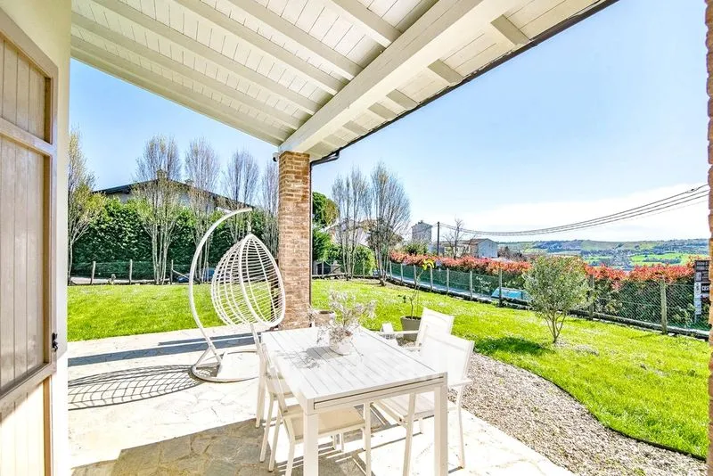 Terrasse - Modern Villa with Panoramic Views near Broni