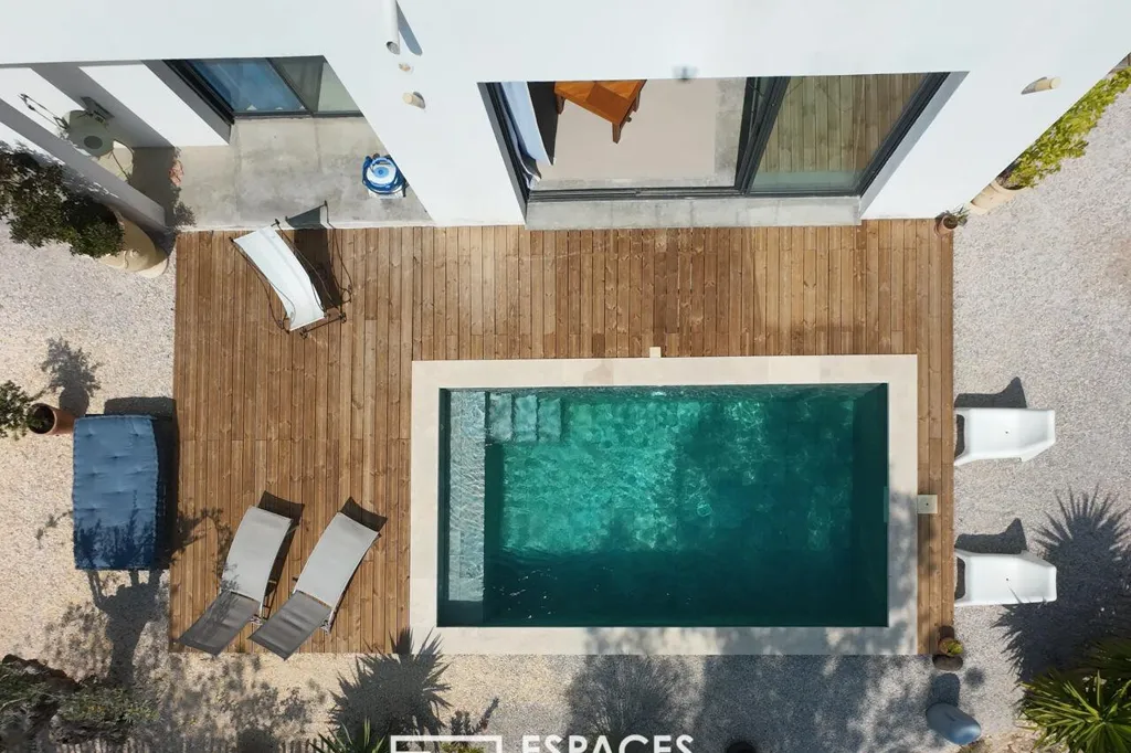 Vista aerea - Contemporary House with Pool near Beaucaire