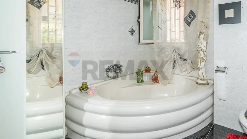 Bathrooms - Spacious Apartment with Large Terrace in Catania