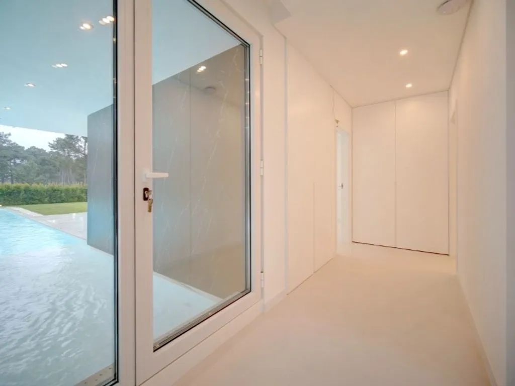 Esik - Contemporary Villa with Golf View in Almada