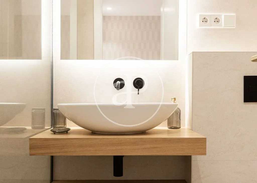 Bathrooms - Luxury Flat with High Ceilings in Salamanca