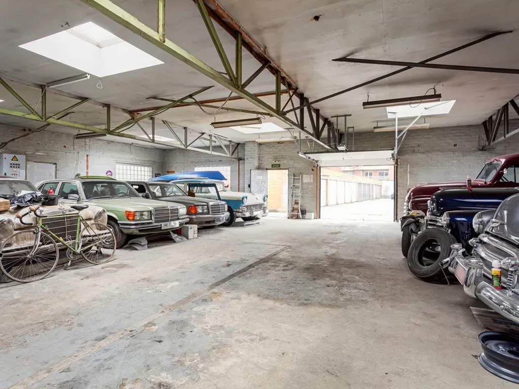 Garaaž - Warehouse with Private Access in Antwerp
