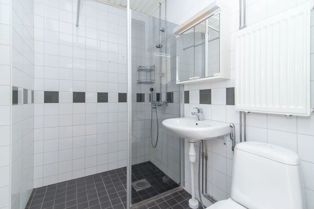 Salles de bain - Bright Apartment with Balcony in Noormarkku