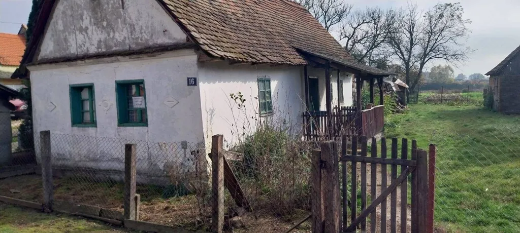 Välivaade - Dilapidated House with Courtyard in Kaniža