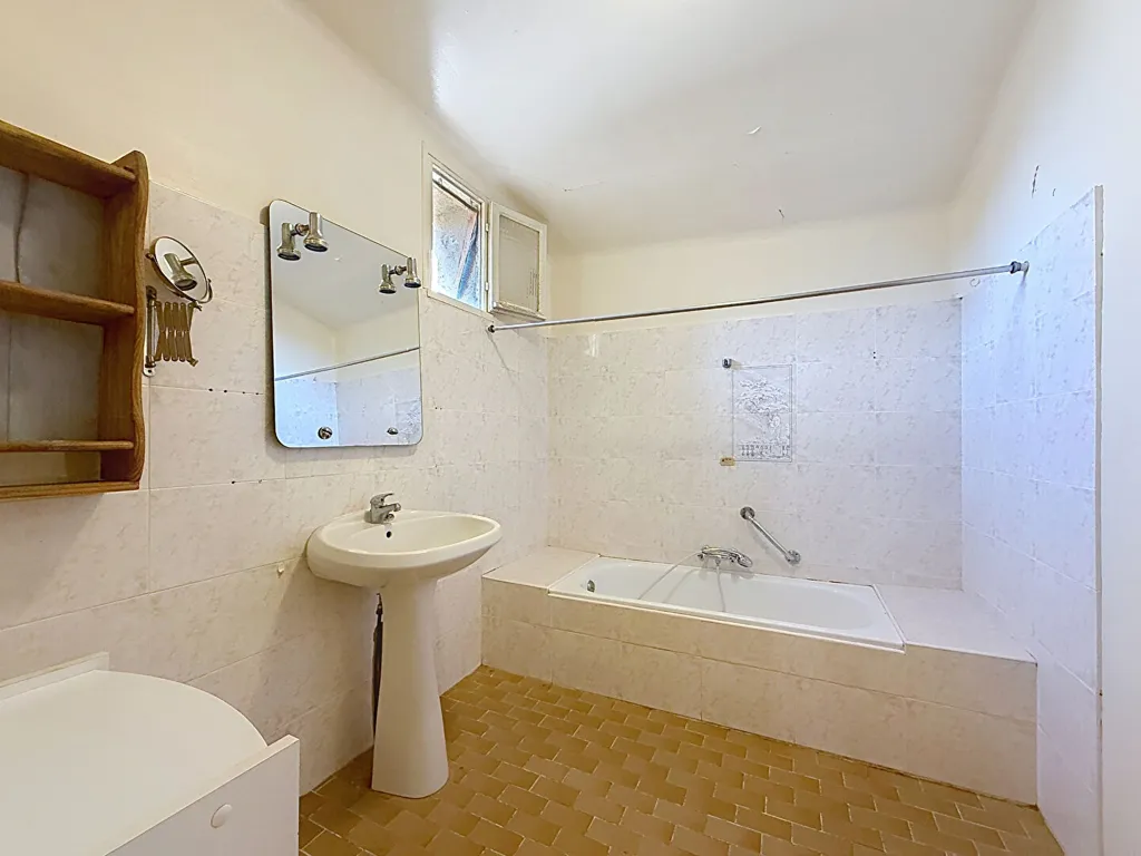 Salles de bain - Maison à Fort Potentiel au Cœur de Baho