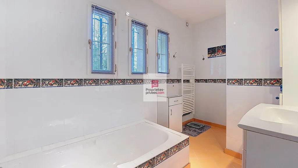 Salles de bain - Maison avec Piscine Chauffée à Fleurac