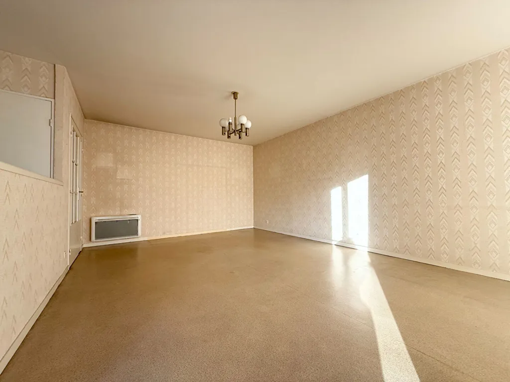 Toad - Bright 3-Bed Flat with Balcony in Neuvy Centre