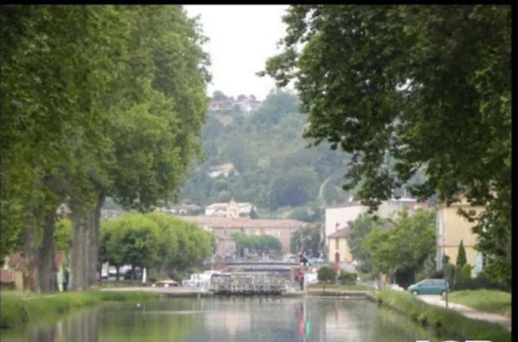 Terrain Constructible avec Vue sur la Garonne à Moissac