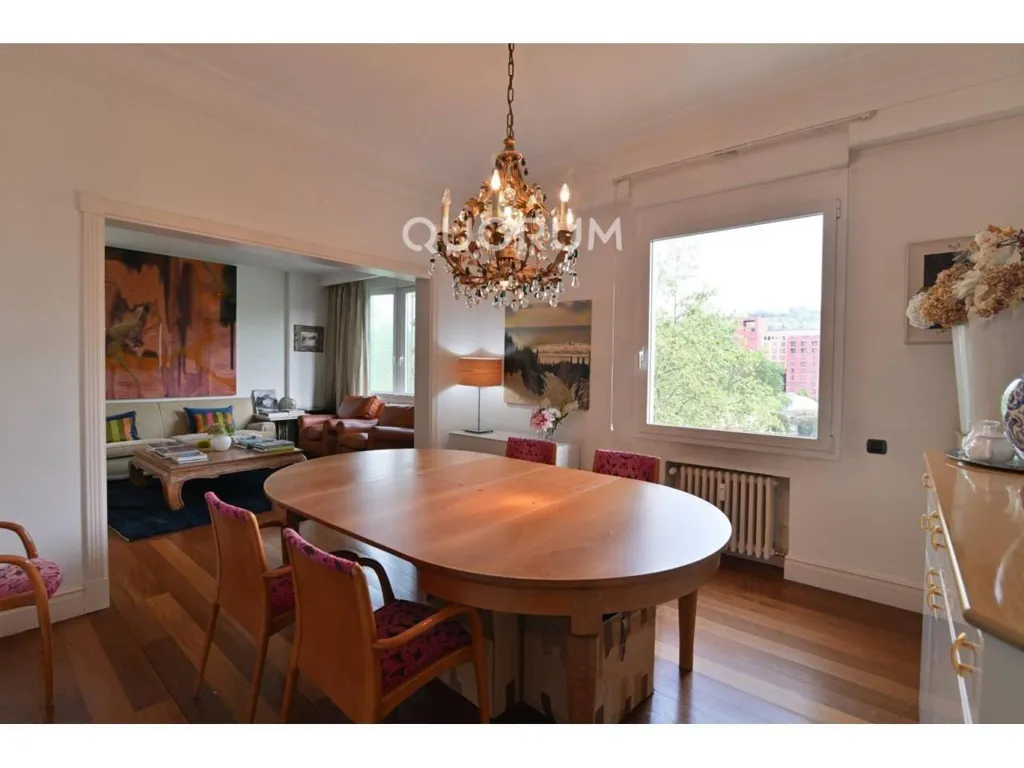Salle à manger - Señorial Flat with Park Views in Abando, Bilbao