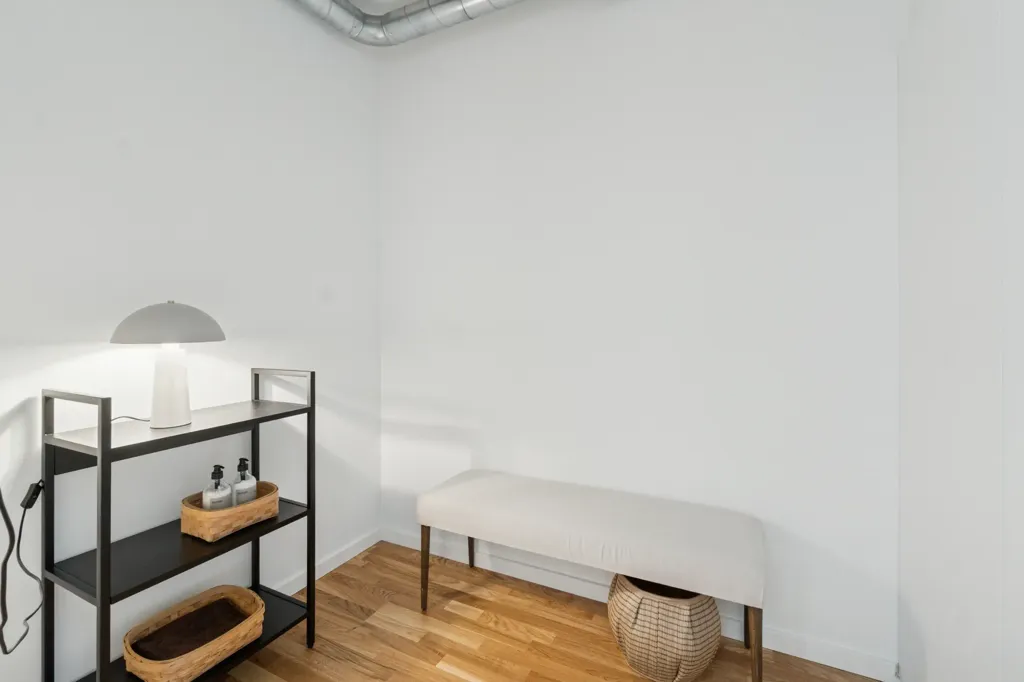Bureau - Apartment with Balcony in Rødovre