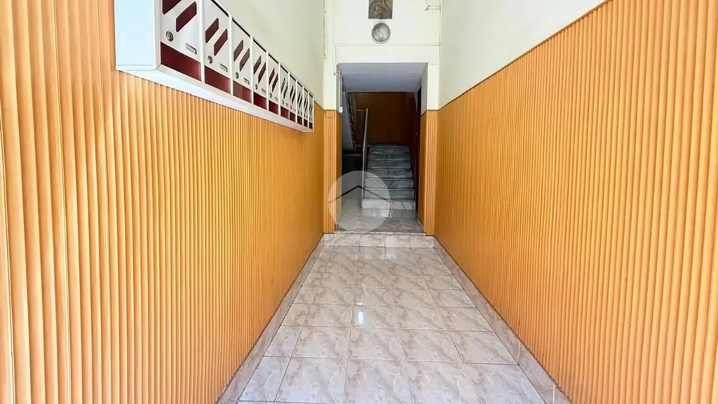 Entrée - Quadrilocale with Balcony in Santa Croce, Naples