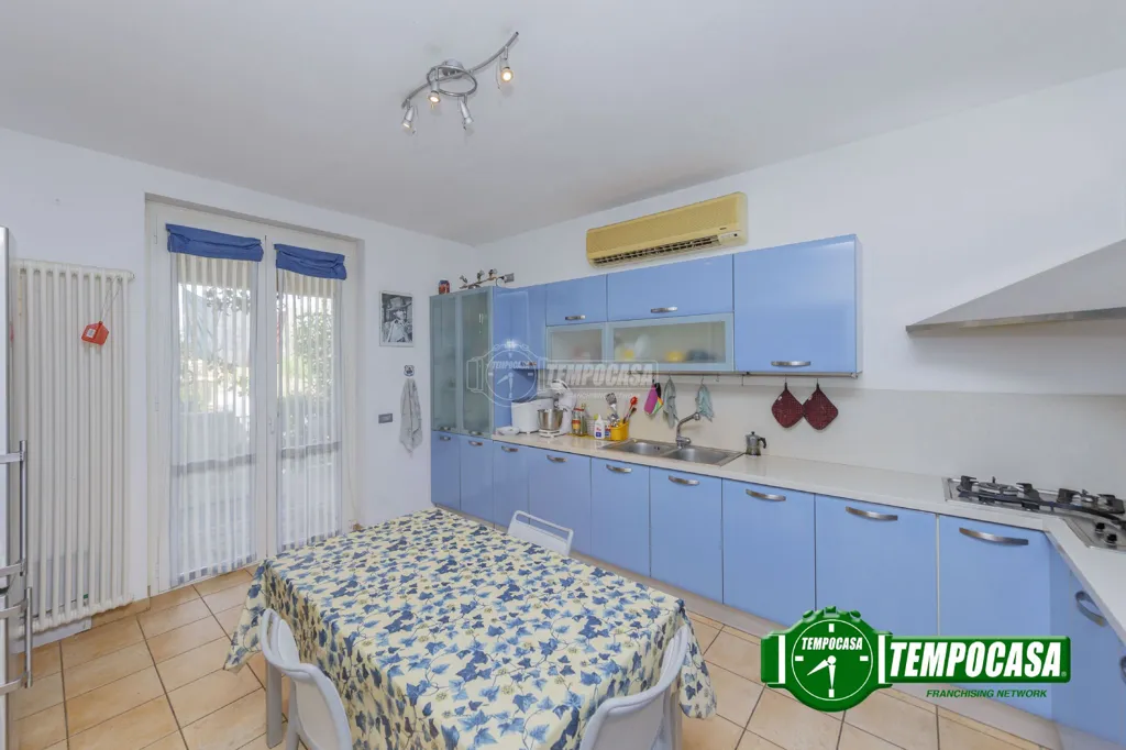 Cuisine - Modern Villa with Garden in Piacenza