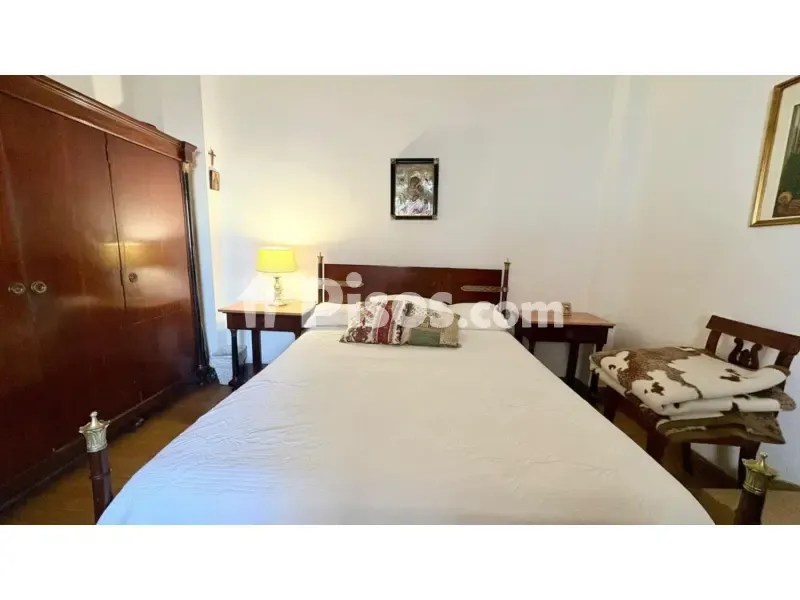 Bedrooms - Spacious Apartment with Balcony in Calle Asunción