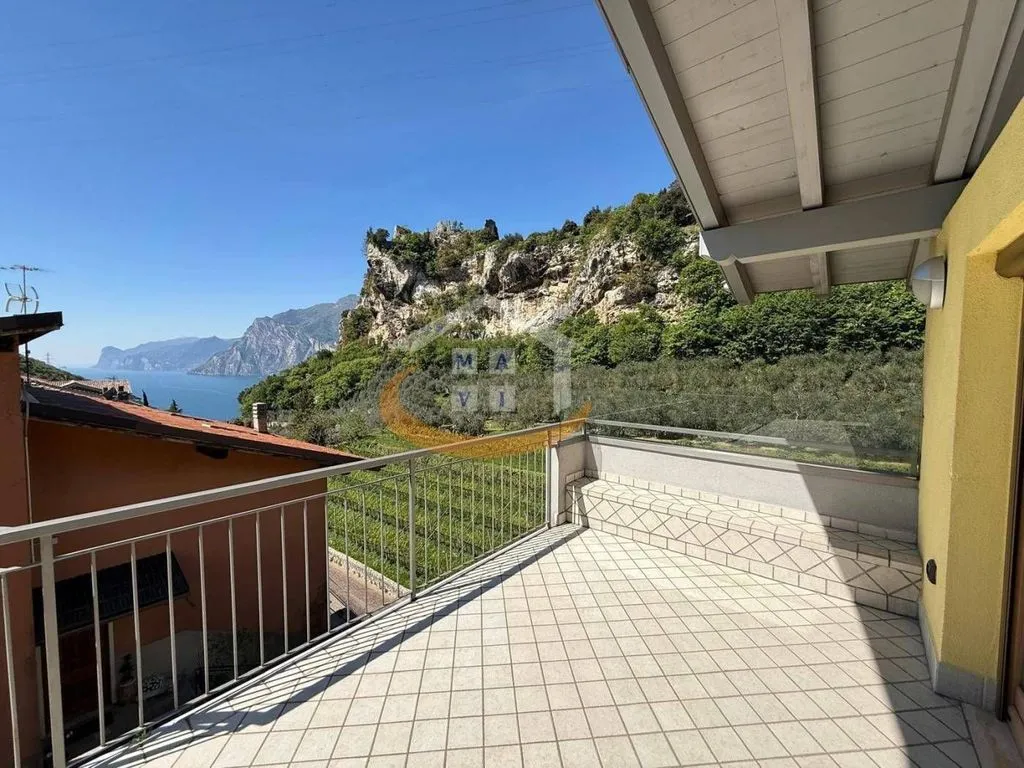 Terrasse - Luxury Penthouse with Lake View in Nago-Torbole