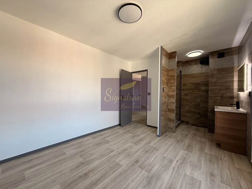 Hallway - Refurbished 4-Bed Flat with Parking, Gare Sud