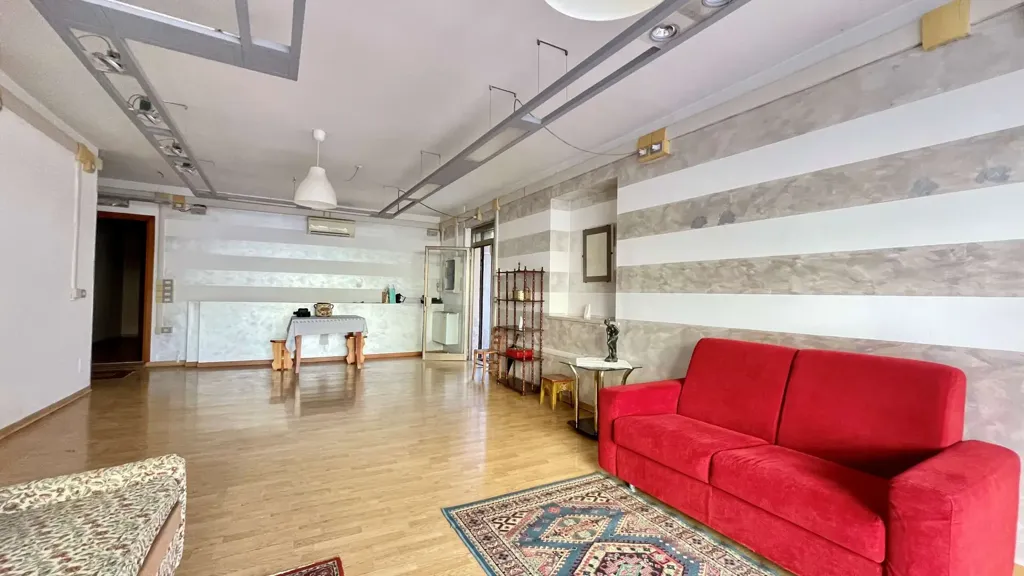 Séjour - Versatile Villa Portion in Borgo Roma, Verona