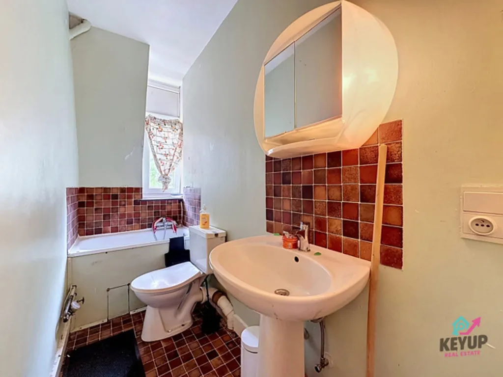 Vannitoad - 61 m² Apartment with Renovation Potential in Dinant