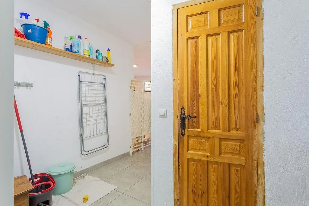Buanderie - Three-Bedroom House with Terrace in Ítrabo