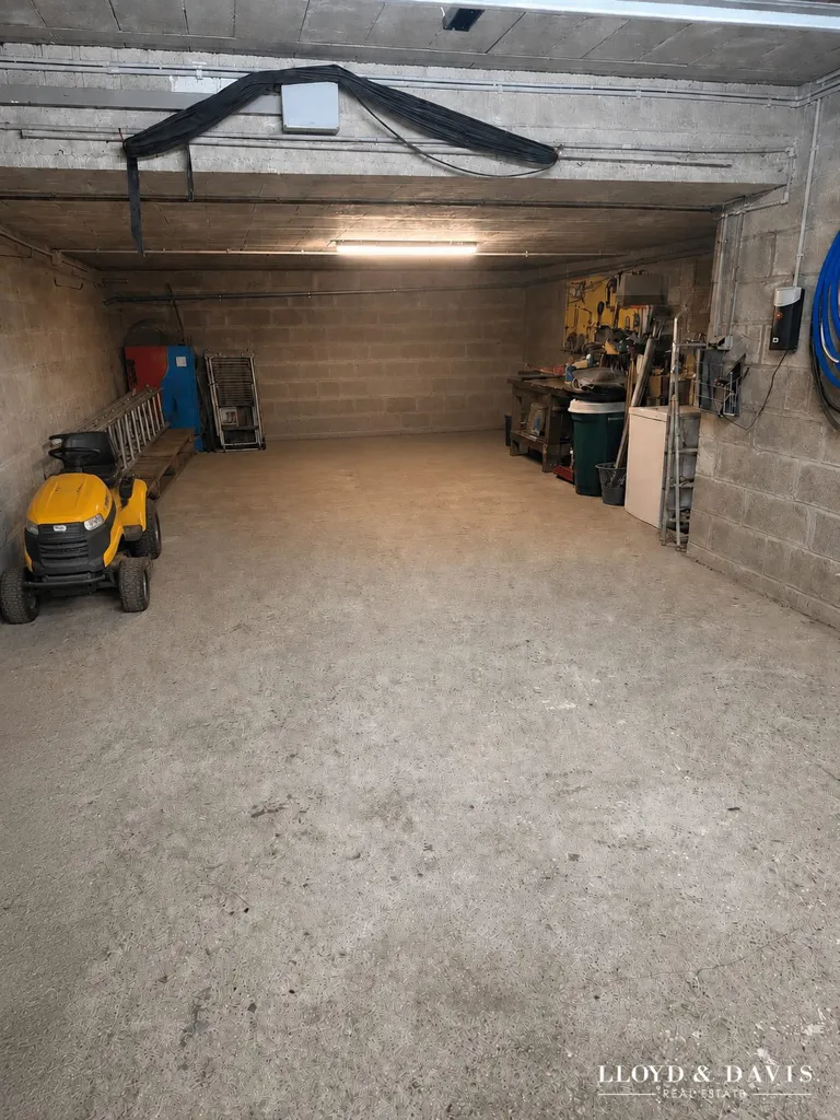 Garage - Pavillon Familial au Calme avec Vue Dégagée à Pierrefonds
