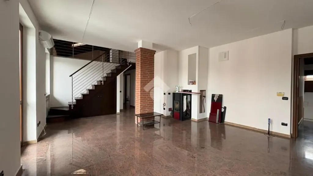 Living Room - Spacious 4-Bedroom Apartment in Sozzago