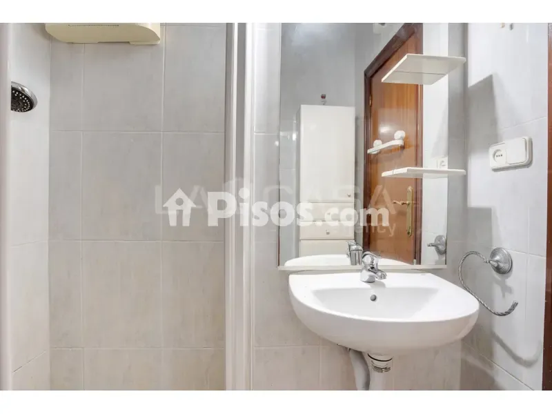 Vannitoad - Fully Exterior Flat in Sant Ildefons, Cornellà