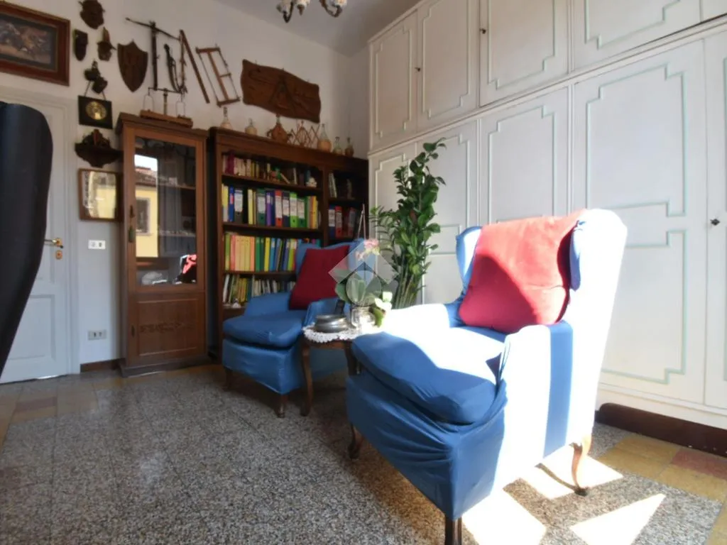 Bureau - 4-Room Apartment with Balcony in Florence