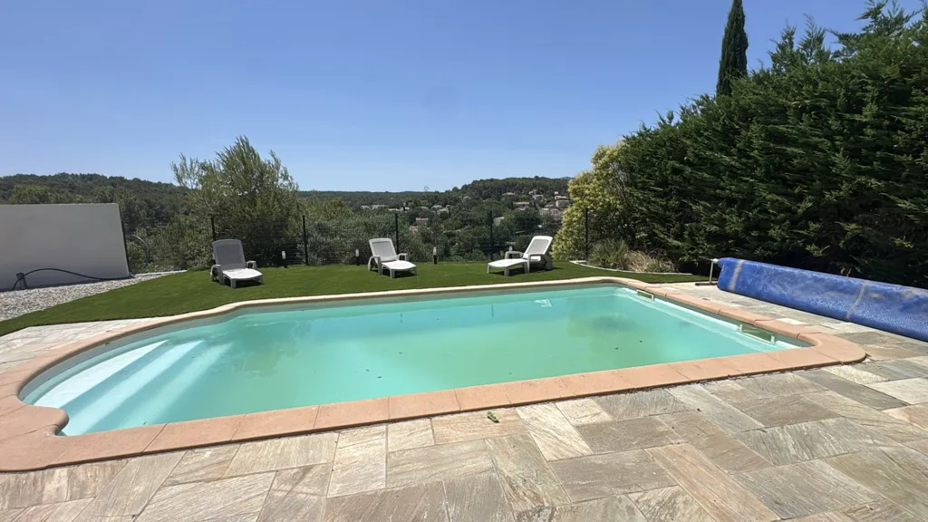 Bassein - House with Pool on Fuveau Heights