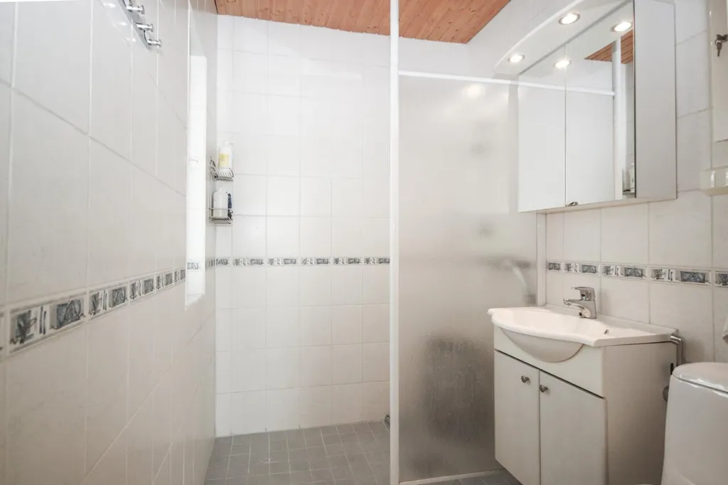 Bathrooms - Spacious Detached House with Sauna in Parainen