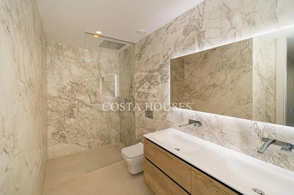 Bathrooms - Luxury Penthouse with Sea View in Benidorm