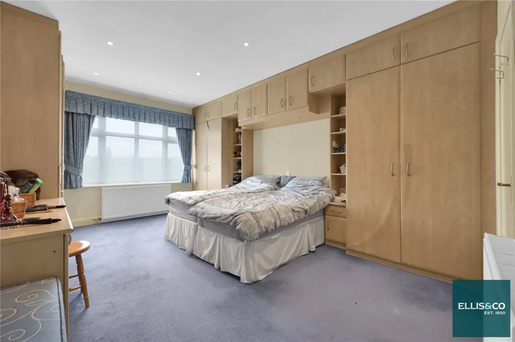 Bedrooms - 6-bedroom house in Barnet