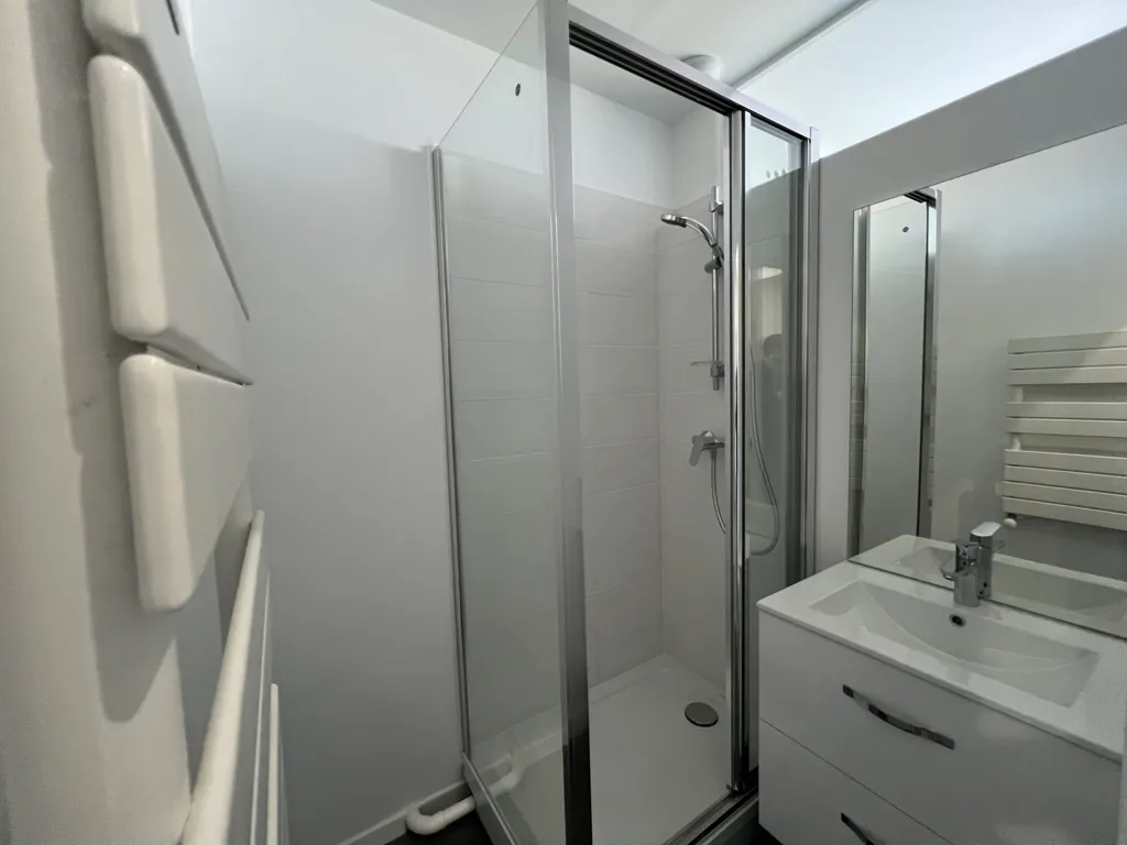 Bathrooms - 3-Bedroom Apartment with Balcony in Reims